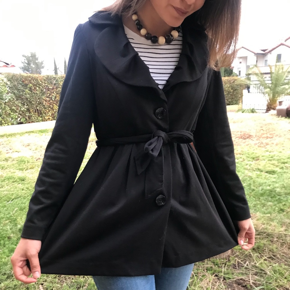 Black belted wrap coat with ruffles and buttons!🖤